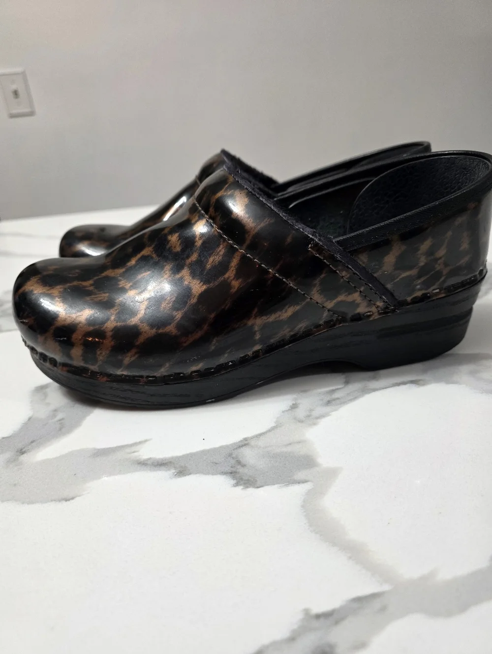 Dansko Patent Leopard Clogs Womens 39/8.5 - Picture 3 of 9